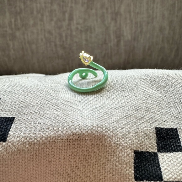 💚 Light Green Baby Tendril Vine Enamel Ring ✨ - Picture 4 of 13